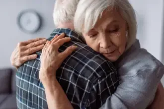 Cum putem ajuta o persoană diagnosticată cu boala Alzheimer?