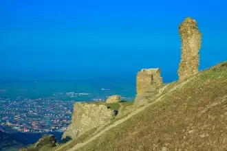 Șiria – cetatea, castelul şi legendele ascunse printre dealuri
